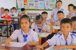 Toàn bộ học sinh Trường Tiểu học Quỳnh Tam, Nghệ An đã trở lại trường học, xe đưa đón tận nhà