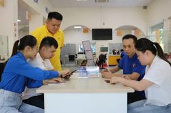 Đoàn Khối UBND tỉnh ra quân hỗ trợ người dân tiếp cận, sử dụng các tiện ích số