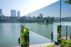 'Dải lụa' kỳ lạ bên hồ Gươm, phản chiếu mùa thu Hà Nội đẹp như thơ qua khung gương lấp lánh, giới trẻ mê mẩn chek-in