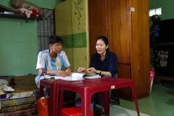 Người mẹ đặc biệt phía sau hành trình trưởng thành của những đứa trẻ mồ côi
