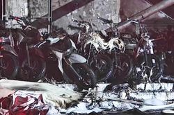 Nhiều xe máy bị thiêu rụi sau vụ cháy cửa hàng ở Hà Nội