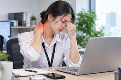 Ngồi 8 tiếng mỗi ngày, sức khỏe dân văn phòng bị ảnh hưởng thế nào?