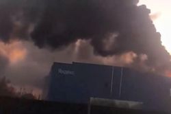 Ukraine tấn công trung tâm dữ liệu Nga, khói đen cuồn cuộn phủ kín bầu trời