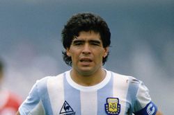 Công tố viên cáo buộc bác sĩ bỏ mặc Maradona đến chết, đề nghị 12 năm tù