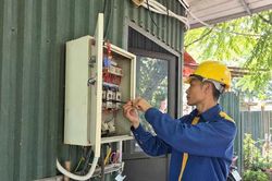 Người công nhân say nghề, giỏi sáng tạo