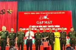 Xã Sóc Sơn trao 42 suất quà tặng cựu cán bộ lực lượng vũ trang Thủ đô