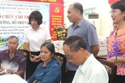 Phường Bạch Mai: 10 hộ dân đầu tiên nhận kinh phí bồi thường GPMB dự án Trục Quốc lộ 1A
