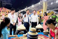 Người dân trải nghiệm du lịch nông thôn tại Hội chợ Làng nghề Việt Nam