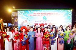 Phụ nữ phường Việt Hưng khoe sắc cùng tà áo dài truyền thống