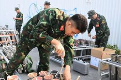 Hà Nội: Cận cảnh trận địa pháo hoa bên Hồ Tây sẵn sàng cho đêm kỷ niệm Giải phóng Thủ đô 10/10