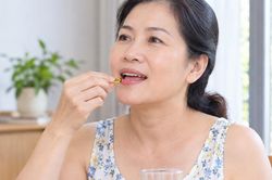 5 sai lầm phổ biến khi bổ sung vitamin E ở phụ nữ trung niên