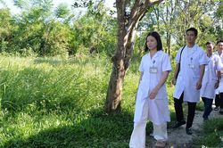 Theo chân bác sĩ vượt biển chăm sóc sức khỏe người dân đảo Vĩnh Thực