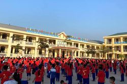Học sinh Tiến Sơn trở lại trường sau hơn một tháng nghỉ học