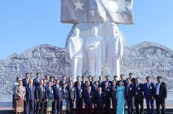 Thủ tướng Việt Nam và Lào dâng hoa tưởng niệm tại Công viên Hữu nghị Lào - Việt Nam