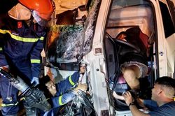Kịp thời giải cứu 2 người bị mắc kẹt sau va chạm ô tô