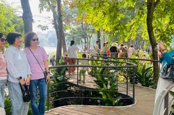 Có gì ở cầu Dải lụa, khung gương bên hồ Hoàn Kiếm?