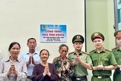 Công an xã tặng 'món quà đặc biệt' tới người dân yếu thế trong ngày Giải phóng Thủ đô