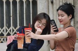 Chủ quán cà phê 'không mấy bận tâm' nhìn trà sữa 7.000 đồng bùng nổ