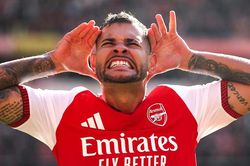Arsenal ngược dòng nghẹt thở