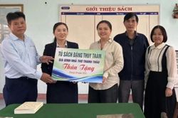 Gia đình nhà thơ Thanh Thảo trao tặng tủ sách Đặng Thùy Trâm