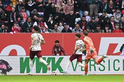 Neuer trải qua đêm ác mộng, Bayern mất điểm trước Augsburg