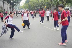Tuyển cầu mây nữ Việt Nam giao lưu với du khách tại phố đi bộ hồ Hoàn Kiếm