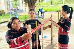 Trao truyền nghề dệt thổ cẩm, giữ sắc màu văn hóa Bahnar