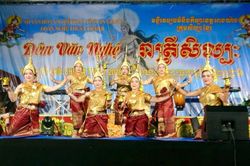 Ấm áp lễ Sen Đôn Ta trong các phum, sóc Ô Lâm