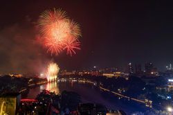 Hà Nội rực rỡ pháo hoa mừng Ngày Giải phóng Thủ đô