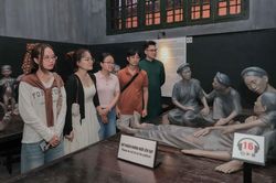 'Địa chỉ đỏ' Di tích Nhà tù Hỏa Lò thu hút khách dịp kỷ niệm 72 năm Giải phóng Thủ đô