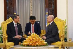 Thủ tướng Chính phủ Lê Minh Hưng chào Quốc vương Norodom Sihamoni và Hoàng Thái hậu Norodom Monineath Sihanouk