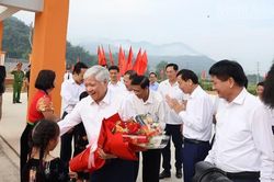 Phó Chủ tịch Thường trực Quốc hội Đỗ Văn Chiến thăm, kiểm tra tại Trường phổ thông nội trú tiểu học-trung học cơ sở Sam Mứn