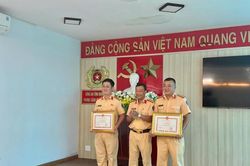Trao Giấy khen cho 2 cán bộ Cảnh sát giao thông truy bắt đối tượng cướp giật