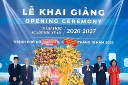 EIU trao thưởng chuyến trải nghiệm Singapore cho 13 thủ khoa