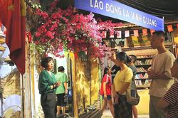 Du khách thích thú trải nghiệm không gian 'Hà Nội thời bao cấp'