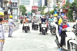 Ngày đầu phân luồng phục vụ thi công Metro số 2: Nhiều người đi ngược chiều, có nơi ùn ứ