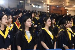 ĐH Kinh tế Quốc dân trao bằng thạc sĩ cho hơn 900 học viên