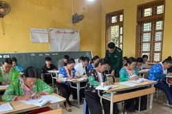 Hành trình đem con chữ về bản của người thầy mang quân hàm xanh