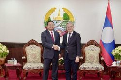 Tổng Lãnh sự Việt Nam tại Savannakhet chúc mừng đồng chí Thongsavanh Phomvihane được bầu vào Bộ Chính trị Trung ương Đảng Nhân dân cách mạng Lào