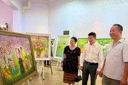 Triển lãm 'Hà Nội 12 mùa hoa' mừng Ngày Giải phóng Thủ đô