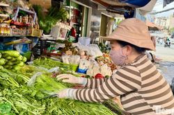 'Bỏng tay' với giá rau sau mưa ngập