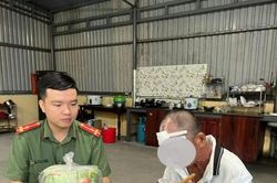 Người đàn ông đi lạc gần 800 km được công an hỗ trợ về nhà