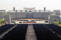 Toàn cảnh sân khấu Hoa hậu Việt Nam 2026 ở Đồi Rồng, sẵn sàng đón hơn 3.000 khán giả