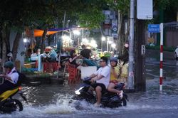 Đường phố trung tâm Đồng Nai ngập nặng do triều cường