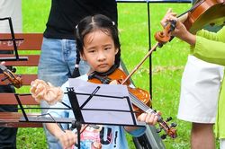 Giới trẻ rủ nhau học đàn violin miễn phí giữa công viên TPHCM