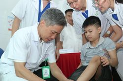 Ca mổ kéo dài gân gót qua da cho bé trai Hà Nội từ lời hẹn thần tốc