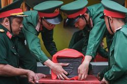 Trang nghiêm sơ duyệt lễ truy điệu hài cốt liệt sĩ tại công viên Lê Thị Riêng