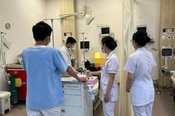 Người đàn ông trẻ cấp cứu sau bữa ăn với hải sản