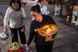 Người dân dâng cơm vắt từ sáng sớm mùa lễ Sene Dolta tại chùa Khmer TPHCM