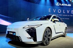 Nên chọn mua Lexus ES hay Mercedes-Benz E-Class, BMW 5 Series?